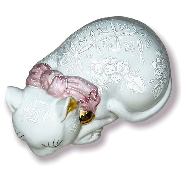 Rare antique japanese Kutani White Moriage Porcelain Sleeping Cat Signed - Picture 2 of 4